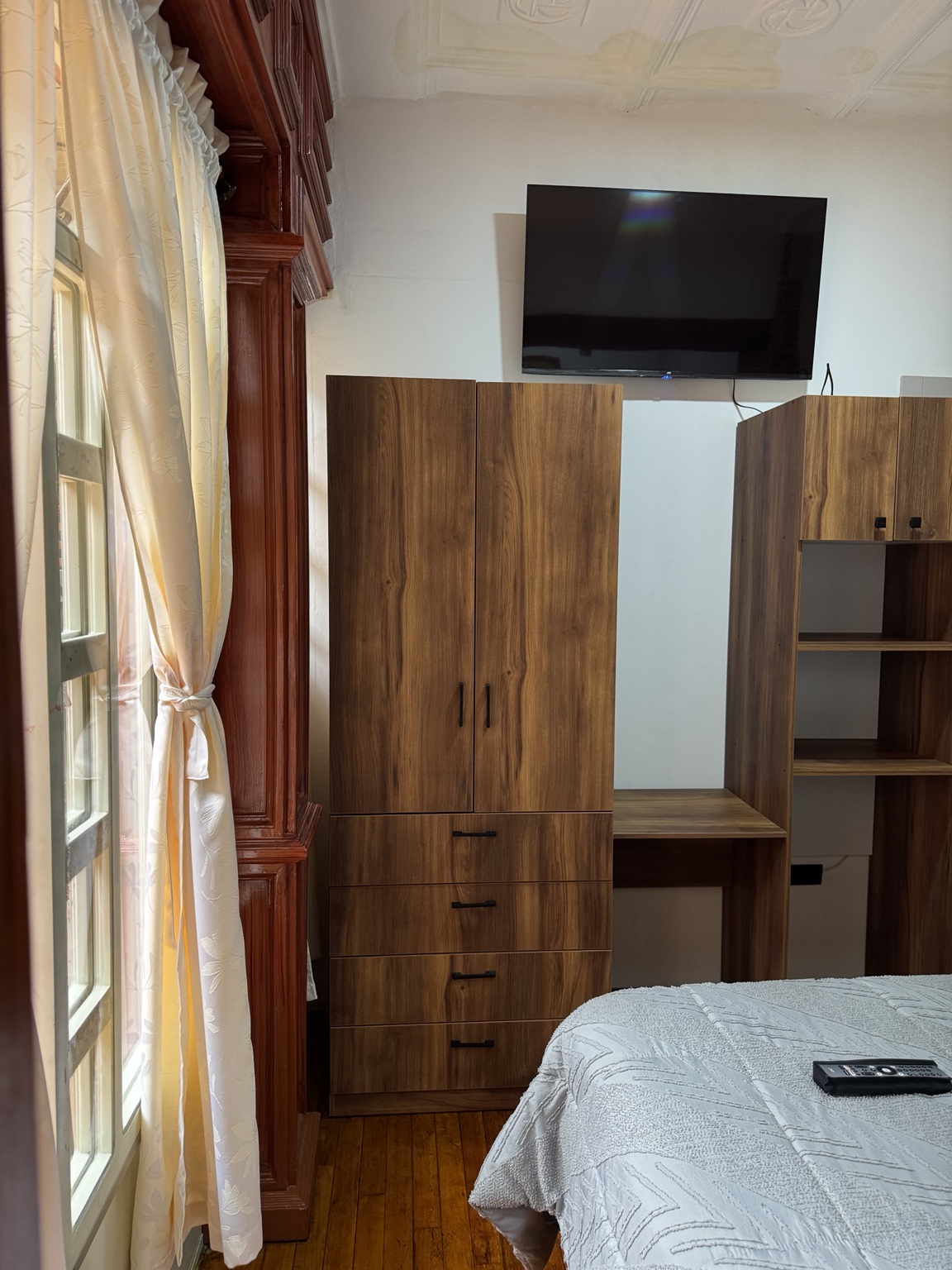 Suite 3 wardrobe, television and window