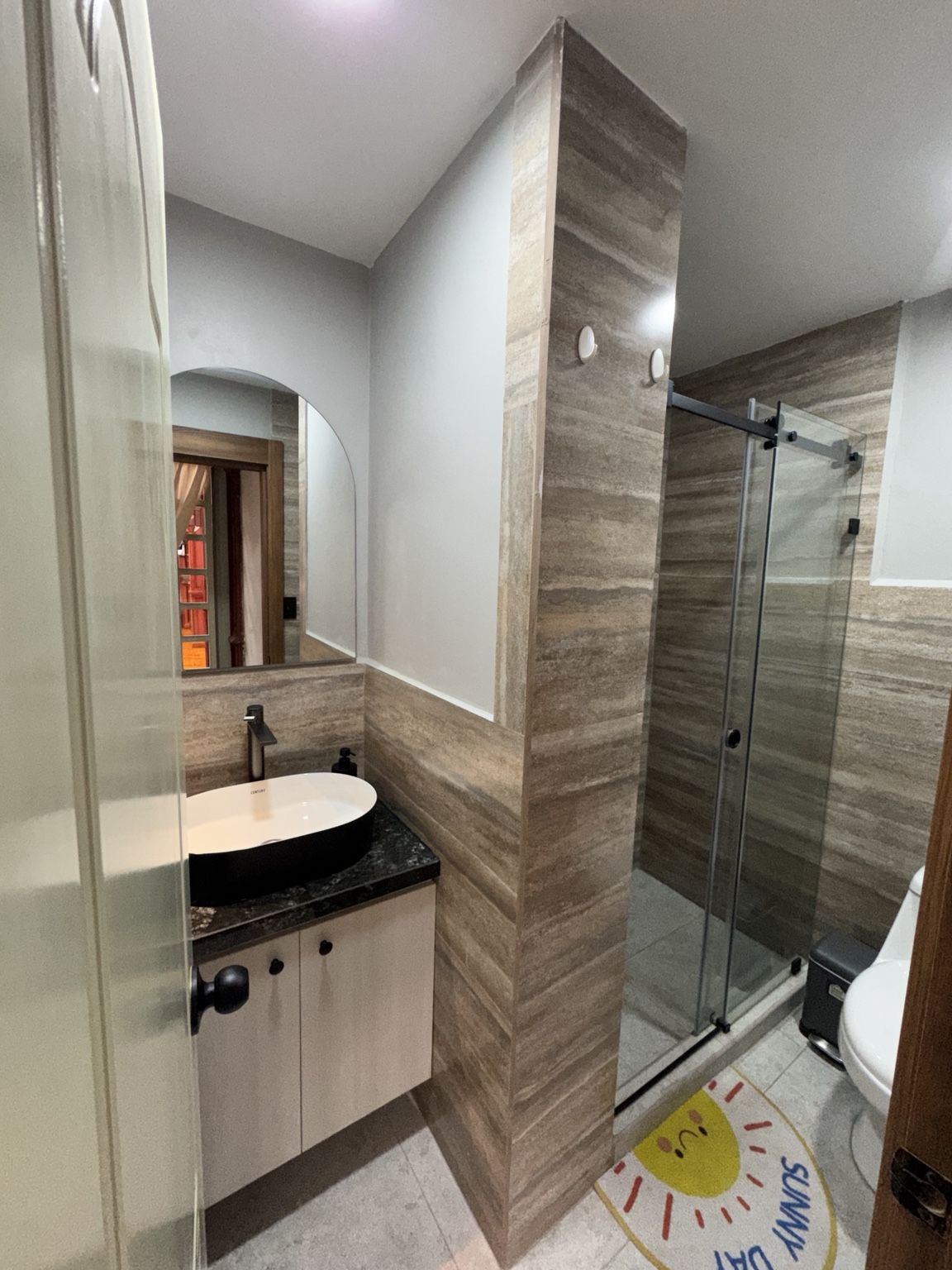 Basin and shower with a glass enclosure