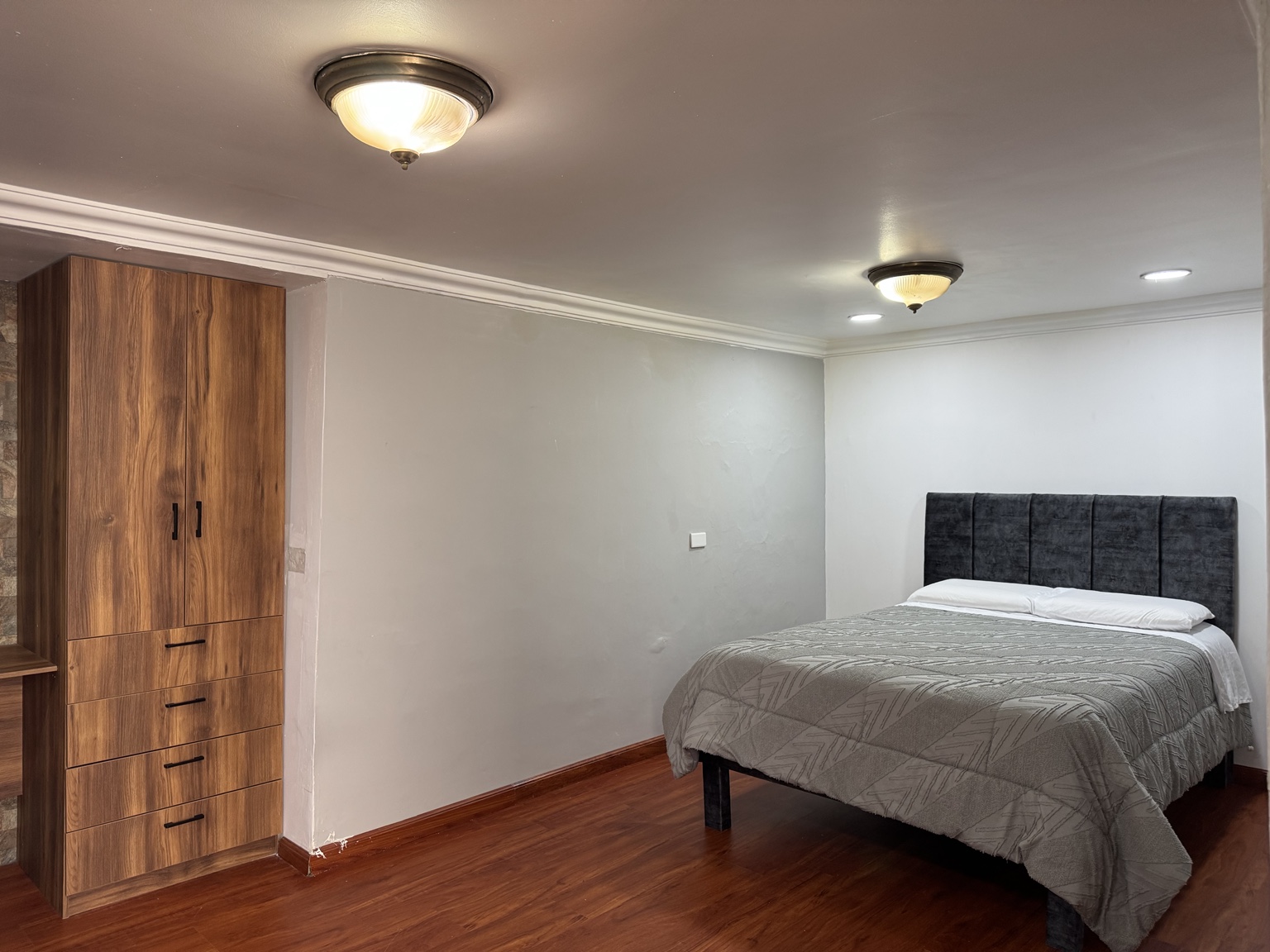Bed and wardrobe in Suite 6