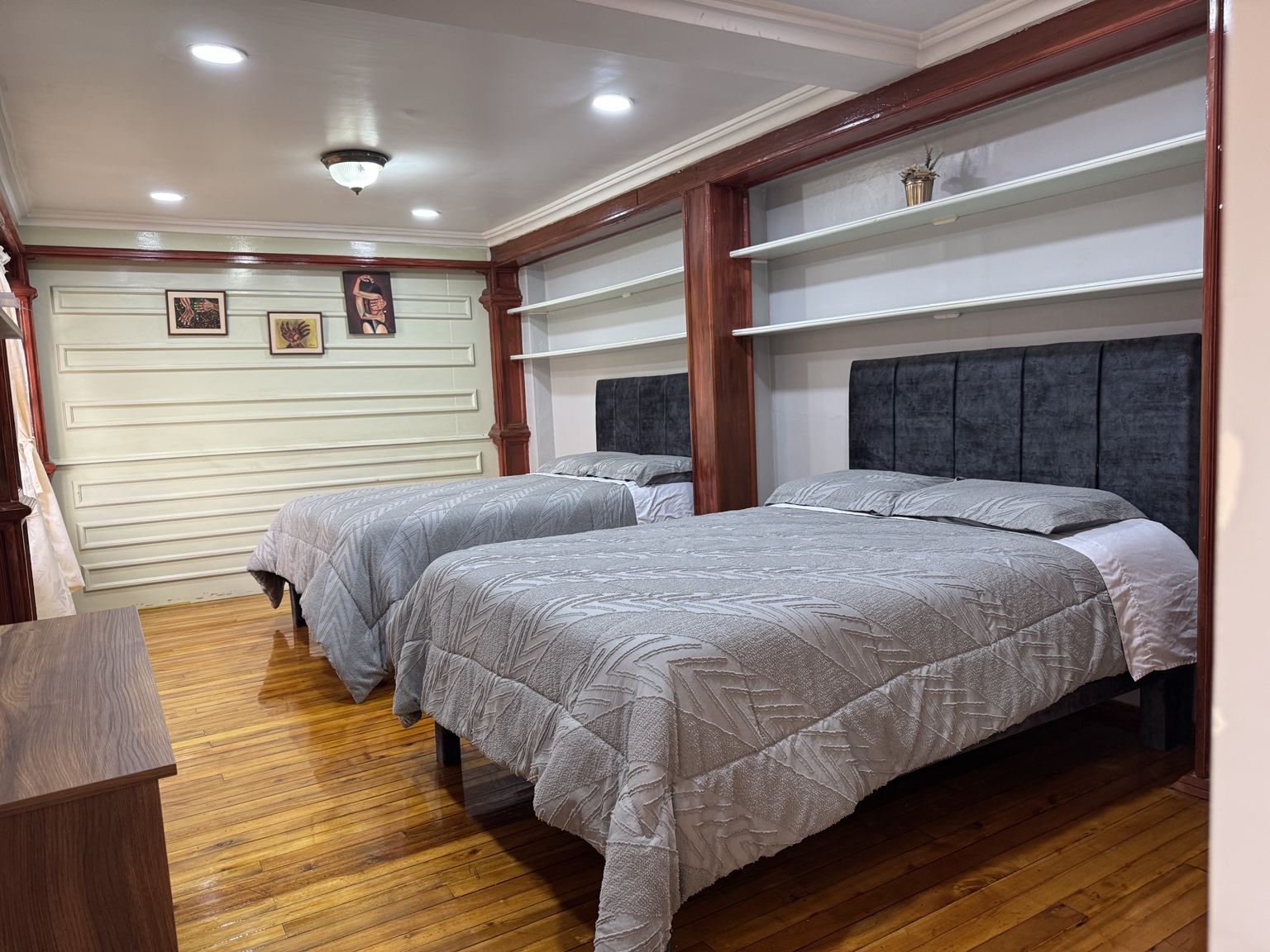 Overview of the two beds in Suite 7