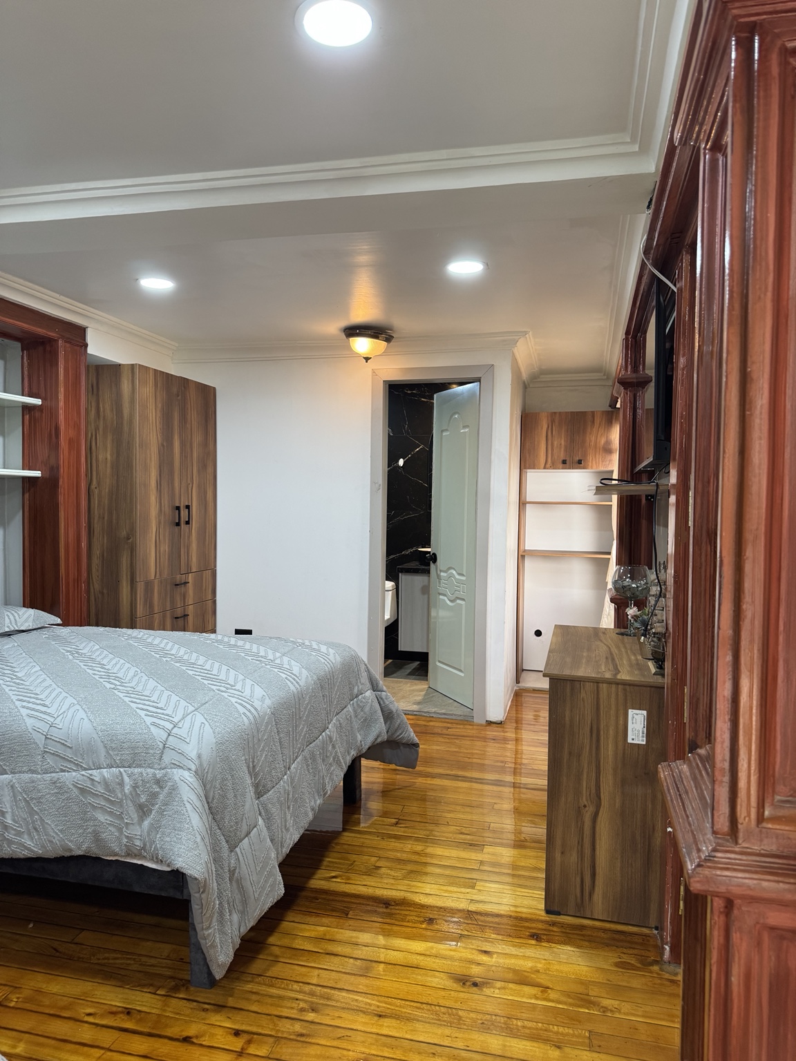 Wardrobe and access to the bathroom